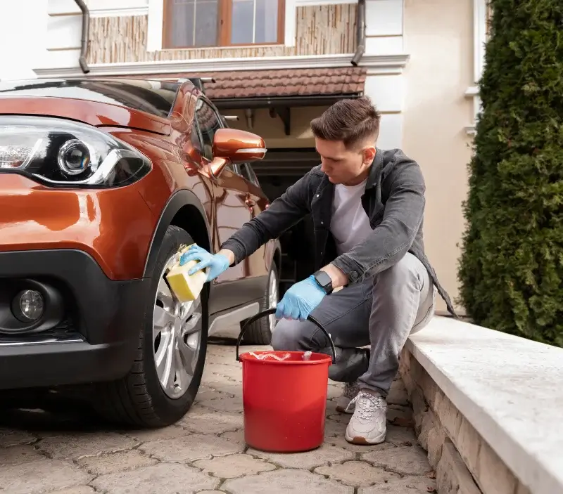 Lavage auto à domicile Neuville-Saint-Vaast : professionnel intervenant sur un véhicule